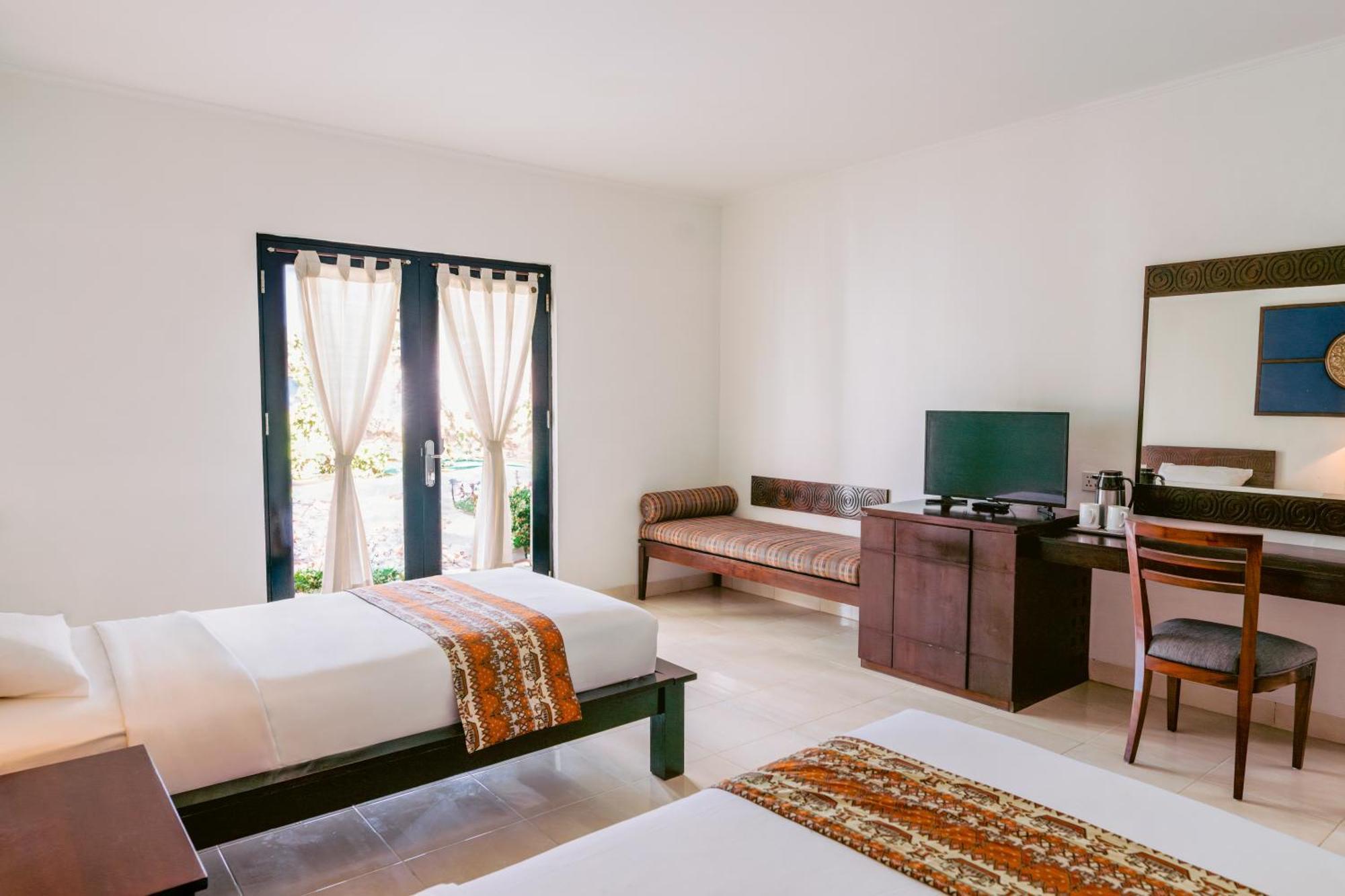Legong Keraton Beach Hotel Чангу Экстерьер фото