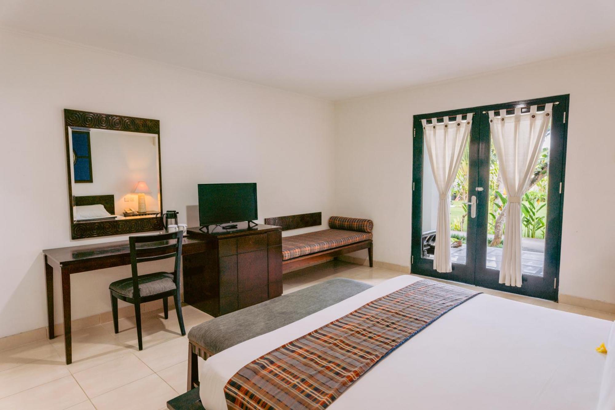 Legong Keraton Beach Hotel Чангу Экстерьер фото