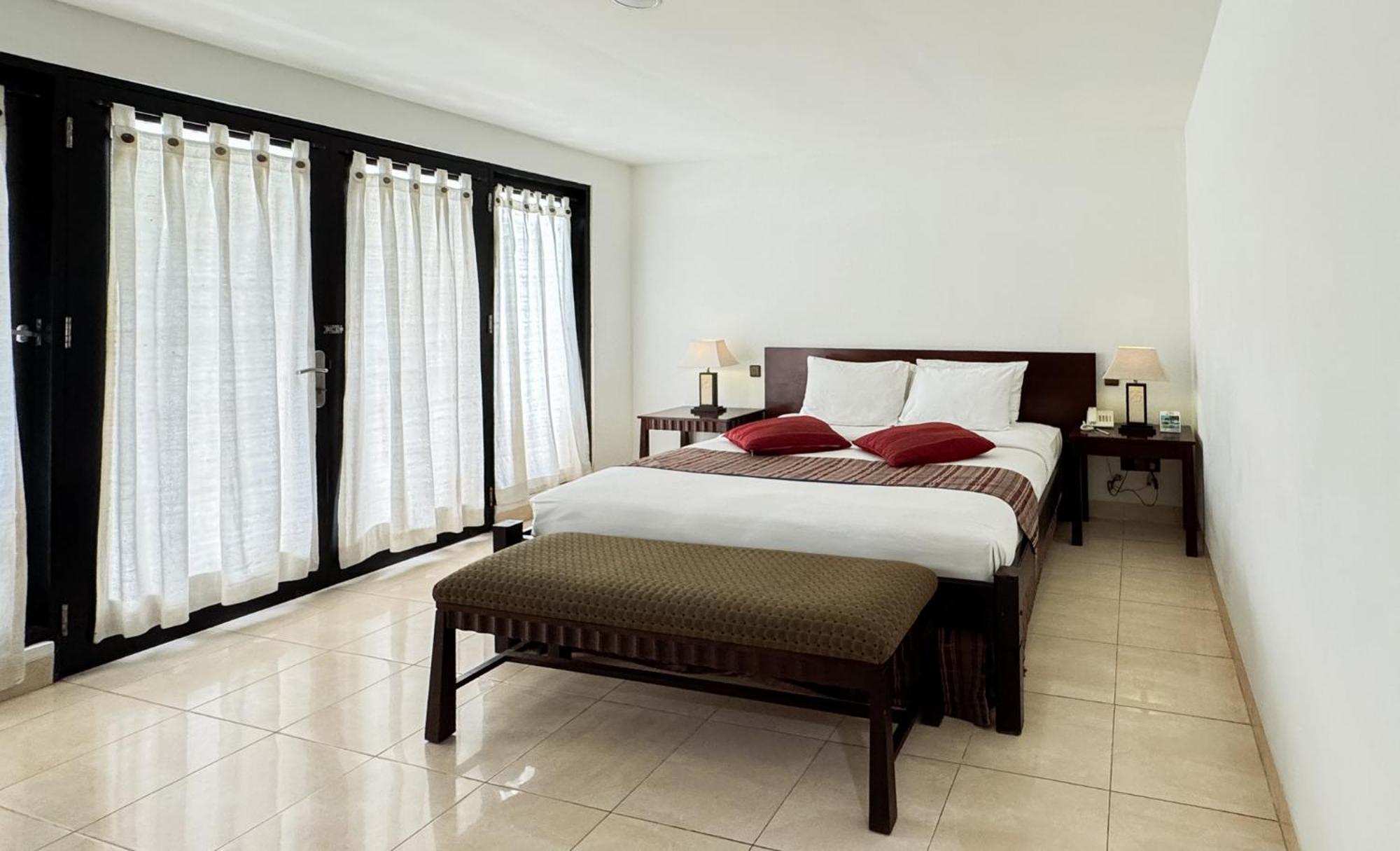 Legong Keraton Beach Hotel Чангу Экстерьер фото