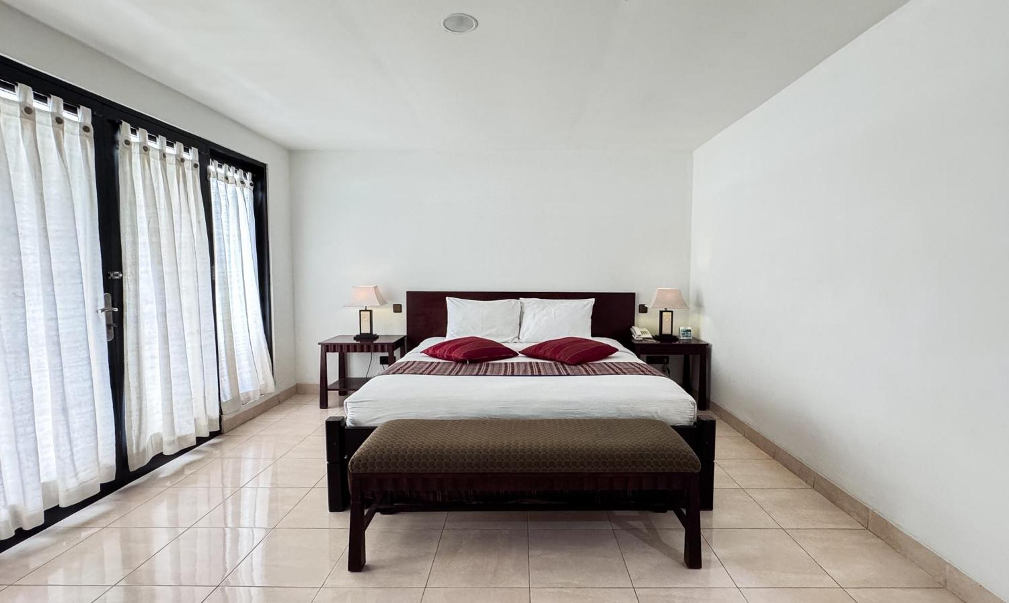 Legong Keraton Beach Hotel Чангу Экстерьер фото