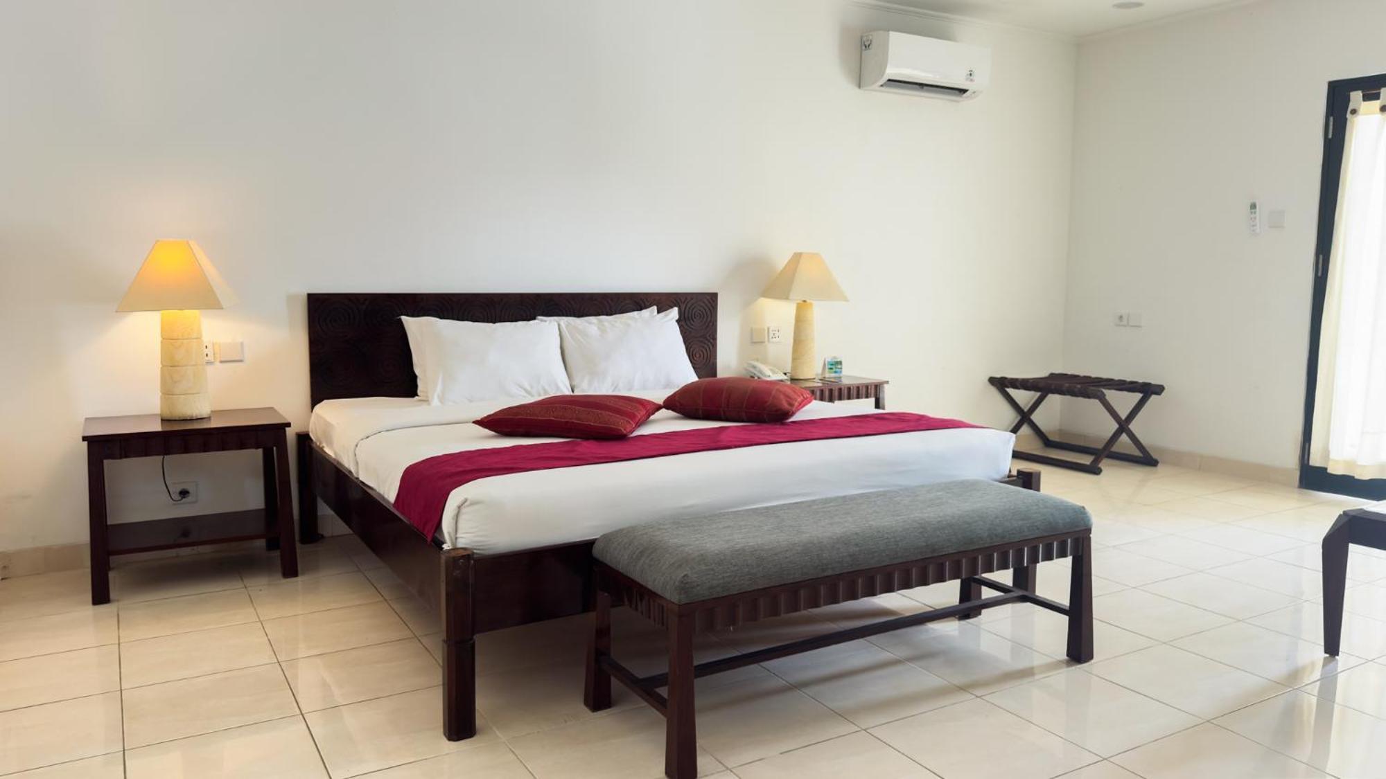 Legong Keraton Beach Hotel Чангу Экстерьер фото