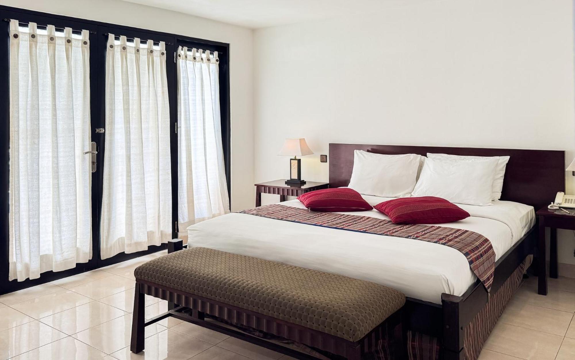 Legong Keraton Beach Hotel Чангу Экстерьер фото