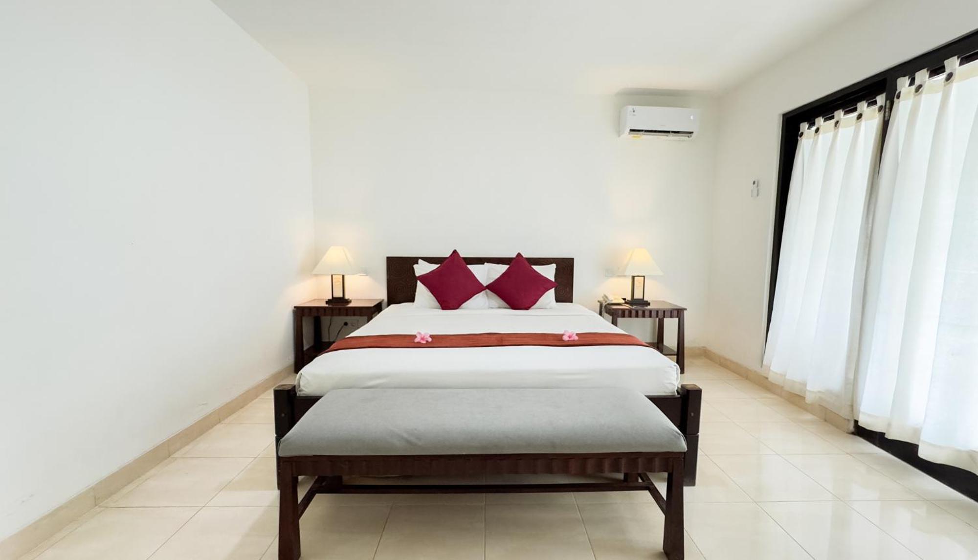 Legong Keraton Beach Hotel Чангу Экстерьер фото