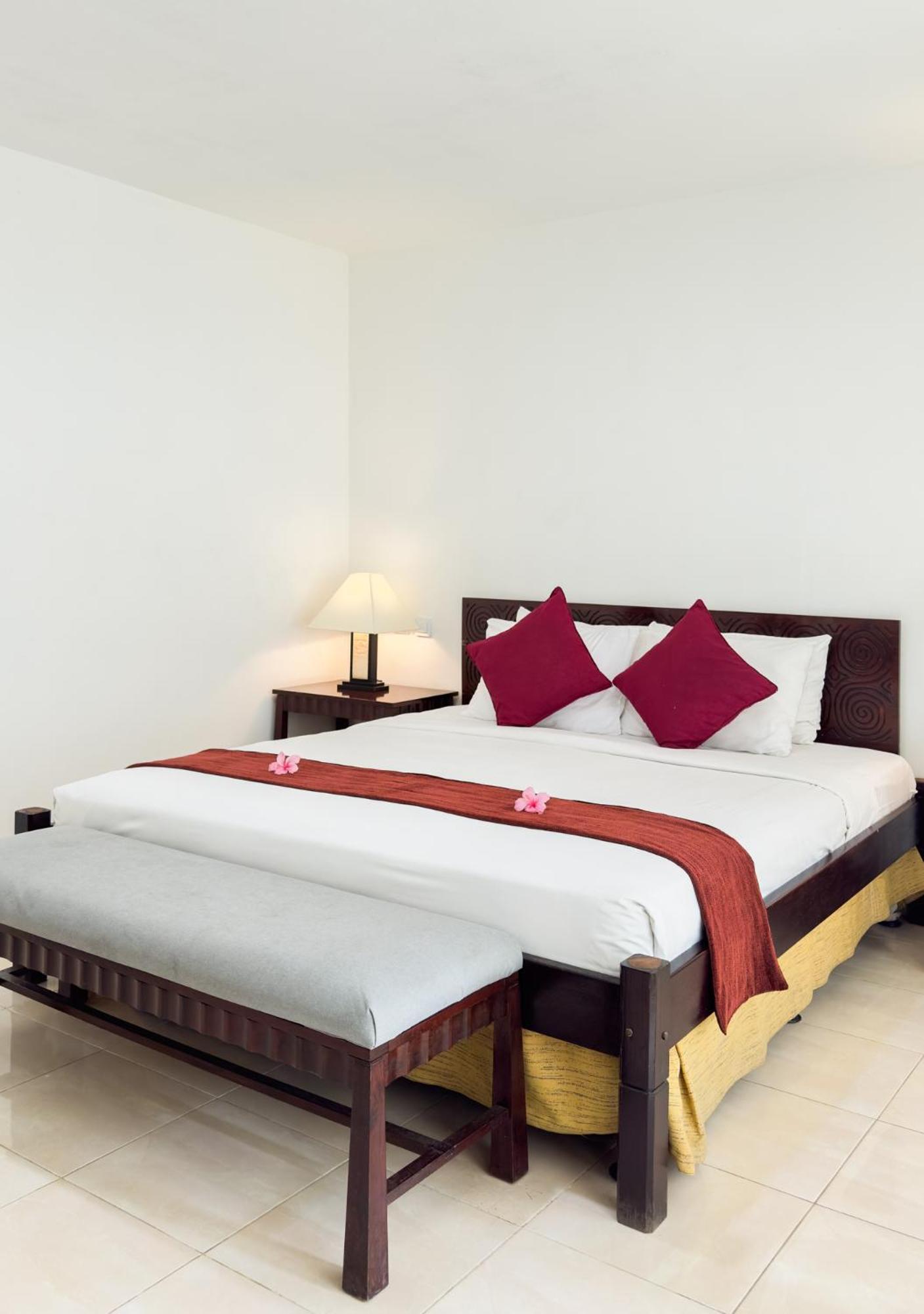 Legong Keraton Beach Hotel Чангу Экстерьер фото